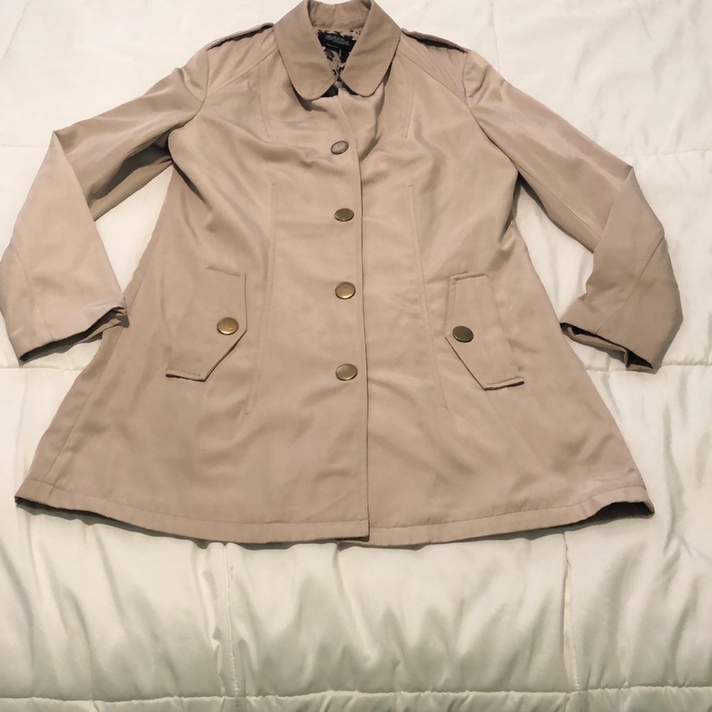 Peck & Peck Collection beige snap button coat with animal print inside